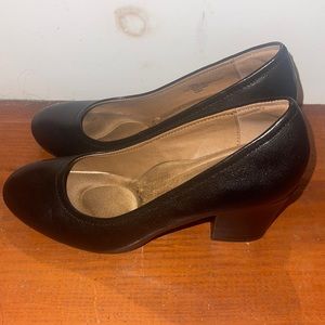 Sofft womens block heel shoes. Perfect for flight attendants or office workers.